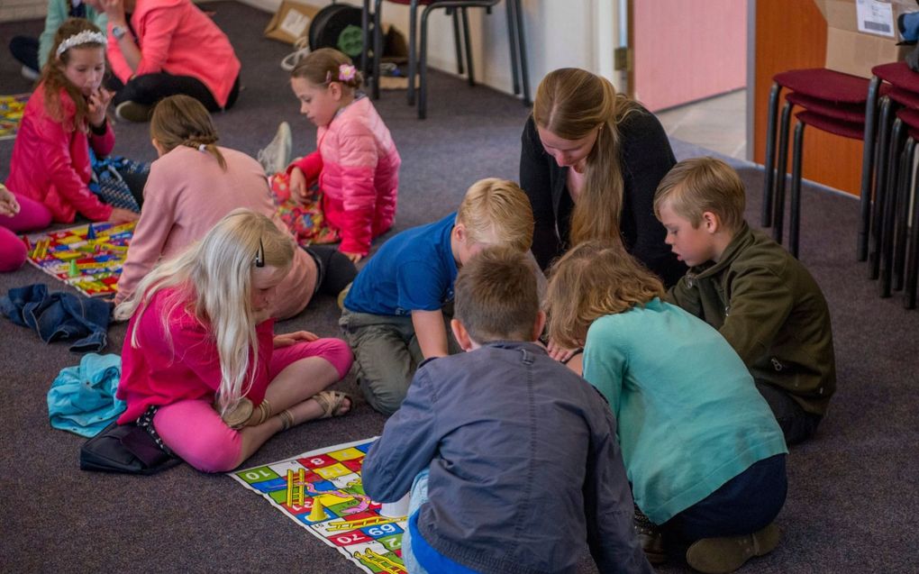 „Potentiële vrijwilligers hebben vaak nog veel vragen en twijfels. Laat ze daarom eerst eens meekijken bij een activiteit; een laagdrempelige manier om even te proeven aan het jeugdwerk.” beeld Cees van der Wal