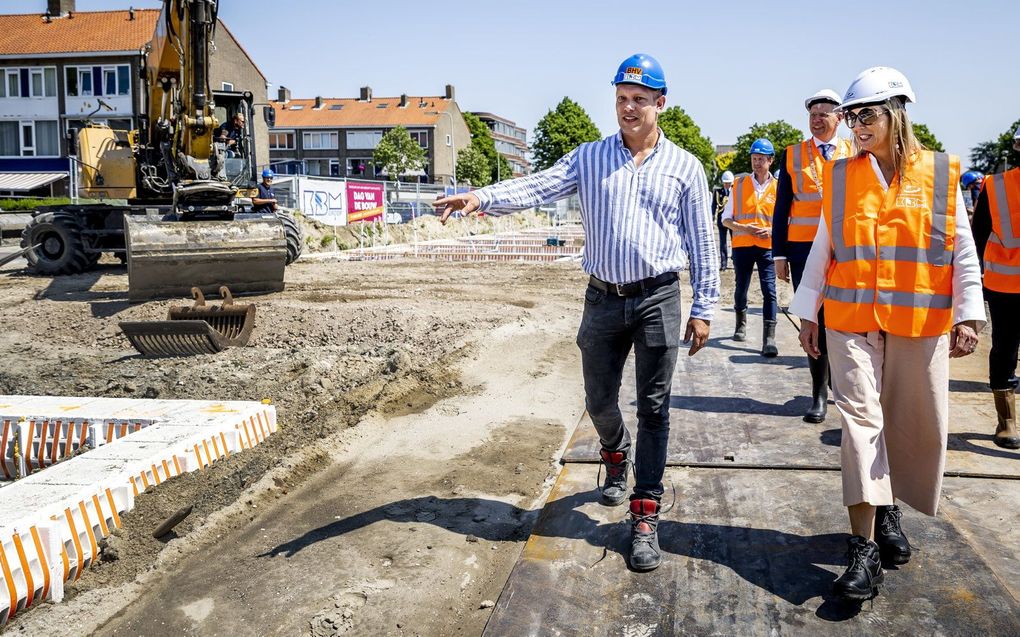 Koningin Máxima bezoekt een woningbouwproject voor sociale huurwoningen in Rijnsburg in Zuid-Holland. beeld ANP, Remko de Waal