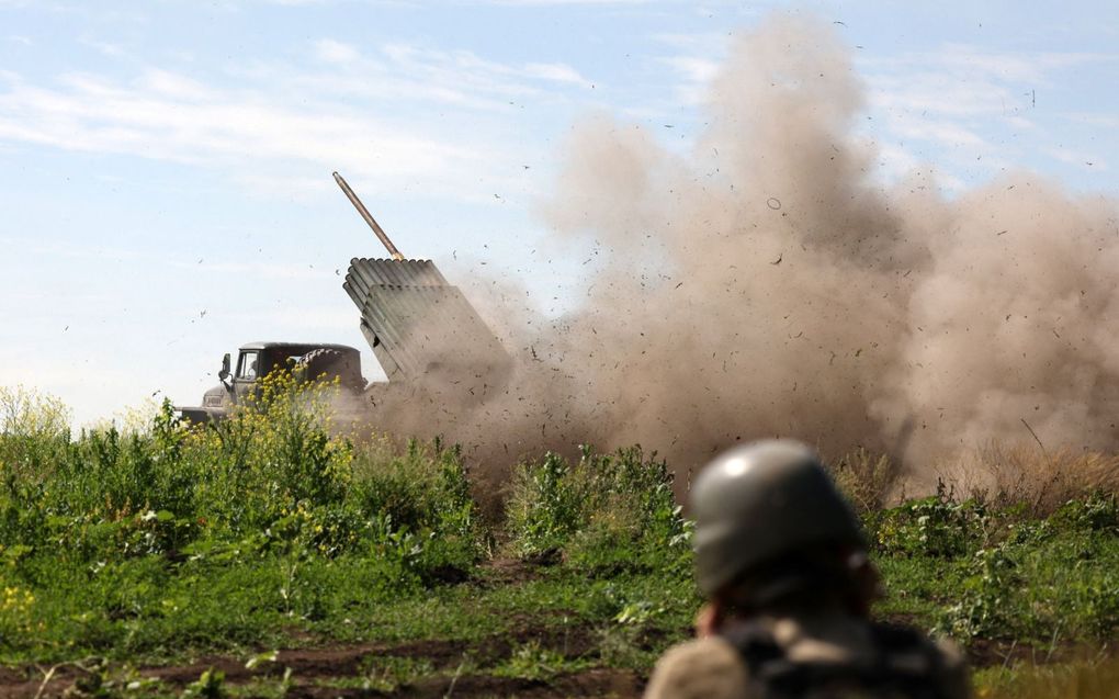 Oekraïense militairen van de 10e Mountain Assault Brigade vuren met een BM-21 raketten af op Russische posities bij Bachmoet. beeld AFP, Anatolii Stephanov