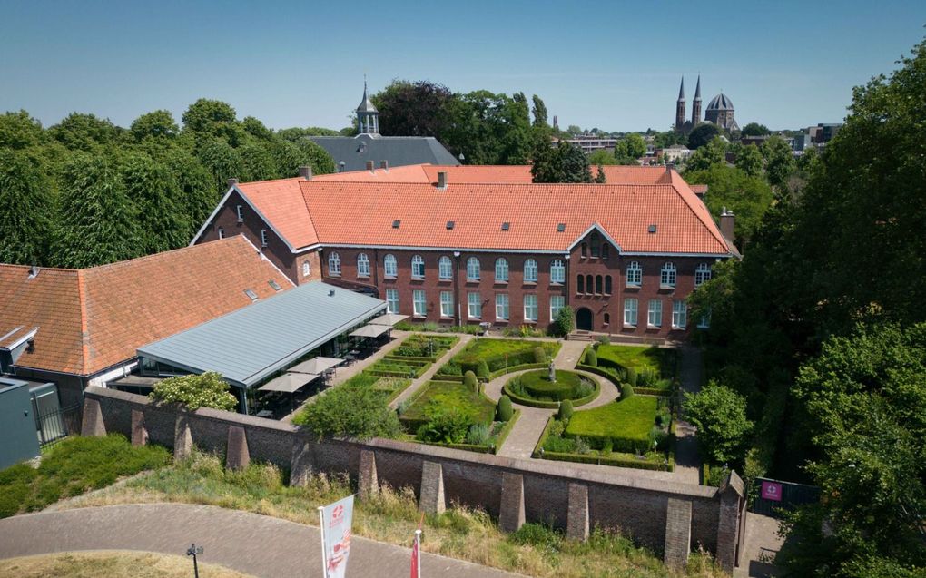 Het kloostercomplex in Uden. Op de achtergrond de twee torens en koepel van de Sint-Petruskerk in de Brabantse stad. beeld Erik van ’t Hullenaar