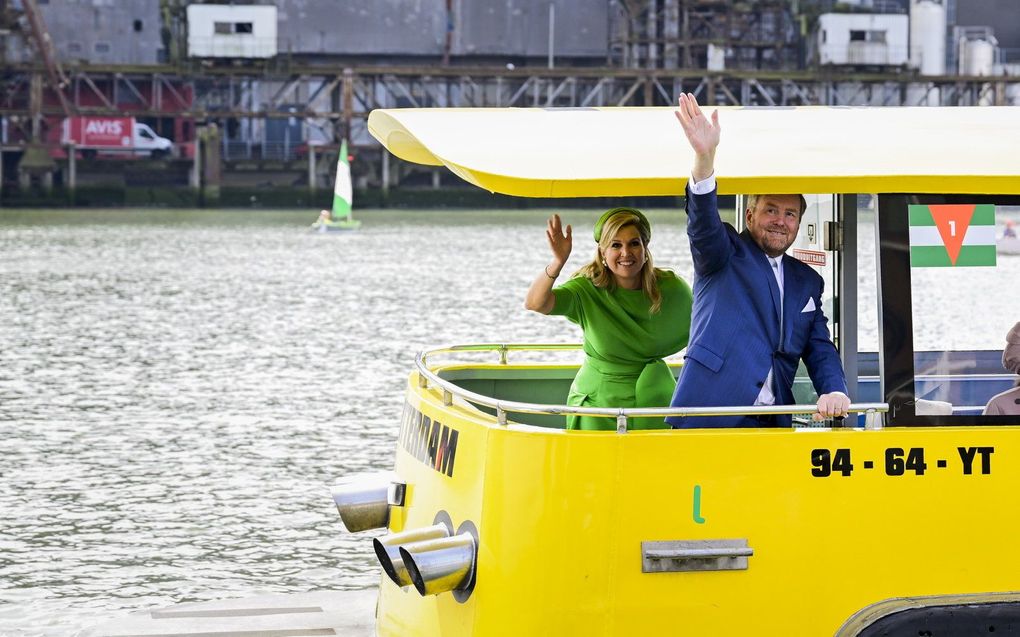 Koning Willem-Alexander en koningin Maxima op een watertaxi tijdens Koningsdag in Rotterdam. beeld ANP,  MISCHA SCHOEMAKER