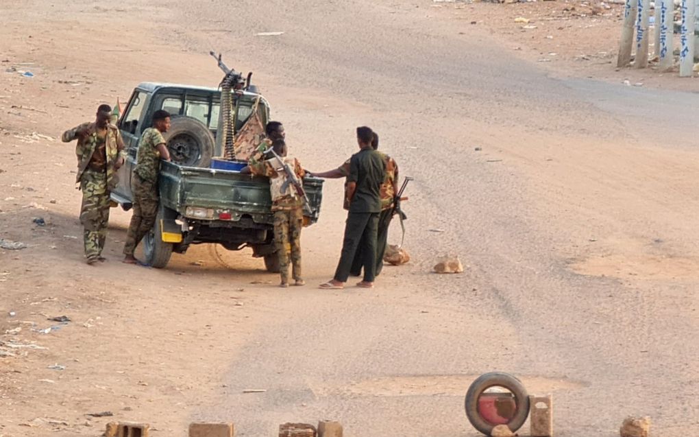 Soldaten van het Sudanese leger, loyaal aan president Abdel Fattah al-Burhan, in de straten van Khartoem. De positie van de rivaliserende RSF-militie in de stad is moeilijk. beeld AFP