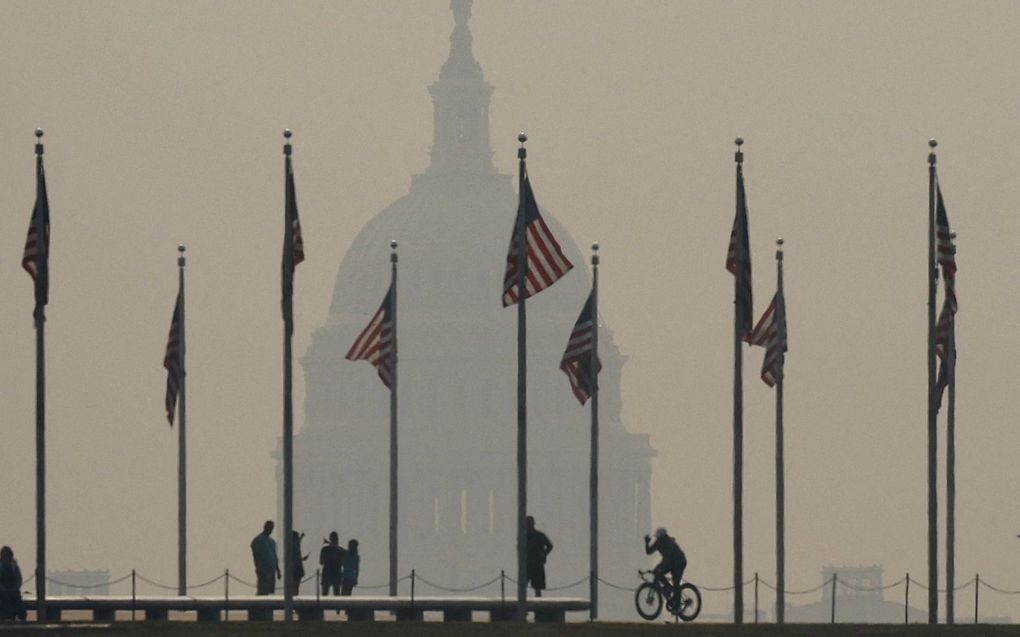 Smog van de bosbranden in Canada hult Washington in een surrealistische gloed. Prof. Arie Kacowicz ziet klimaatverandering als een van de grote bedreigingen voor de wereld. beeld AFP, Chip Somodevilla