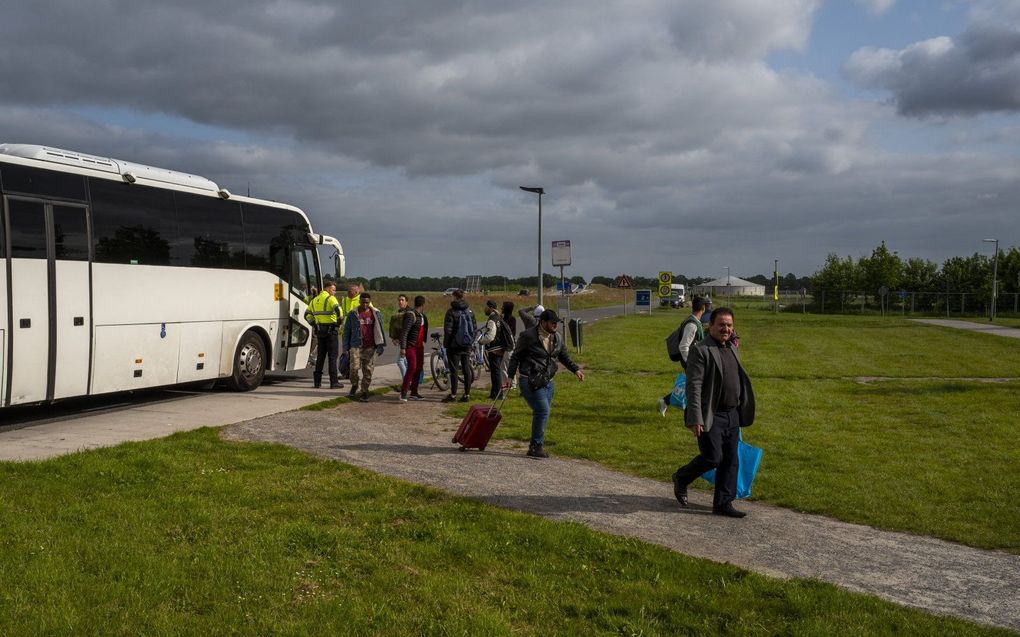 Asielzoekers bij het asielzoekerscentrum in Ter Apel. beeld ANP, VINCENT JANNINK