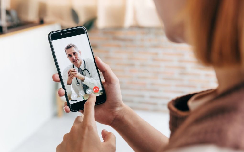 „De patiënt krijgt bij telemedicine geen lichamelijk onderzoek, maar ontvangt dan een consult via een telefoon- of videogesprek.” beeld iStock