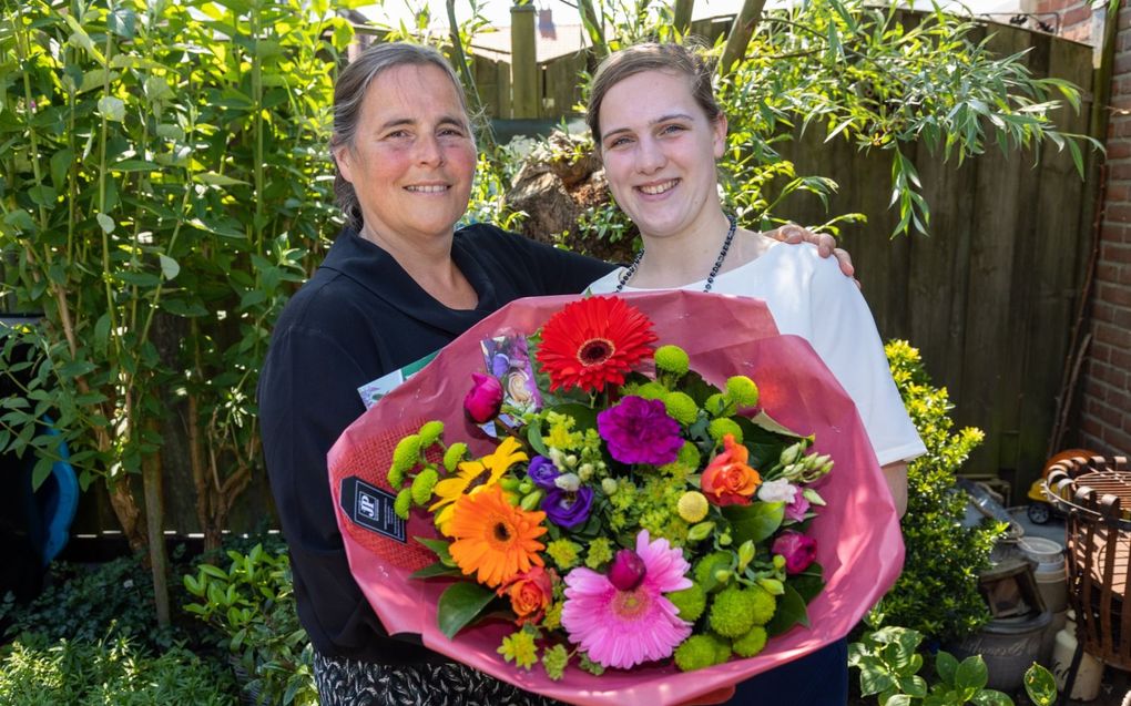 Marja Mudde (l.) geeft haar dochter Jacomine een fleurige bos bloemen. „We leren van haar te genieten van de kleine dingen.”