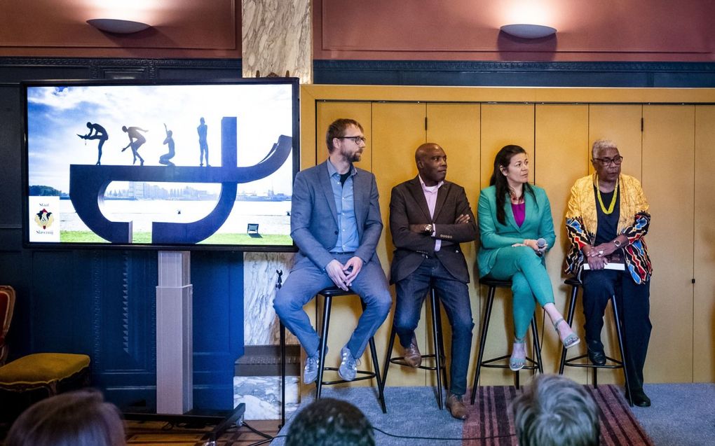 Onderzoekers Matthias van Rossum, Urwin Vyent, Esther Captain en Rose Mary Allen tijdens de onthulling van hun boek Staat en slavernij. ANP REMKO DE WAAL