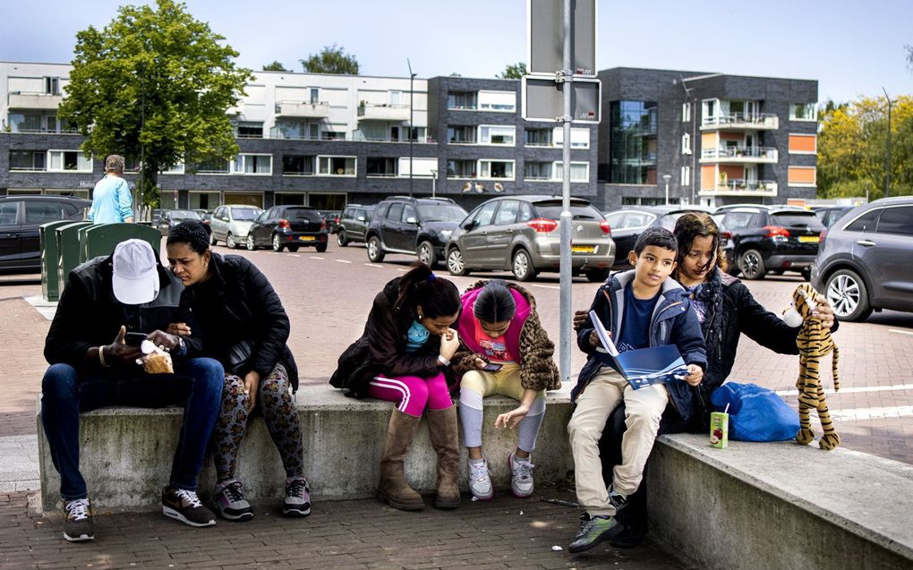 Een groepje asielzoekers in het centrum van het dorp in de gemeente Westerwolde, in het zuidoosten van de provincie Groningen. beeld ANP, Ramon van Flymen