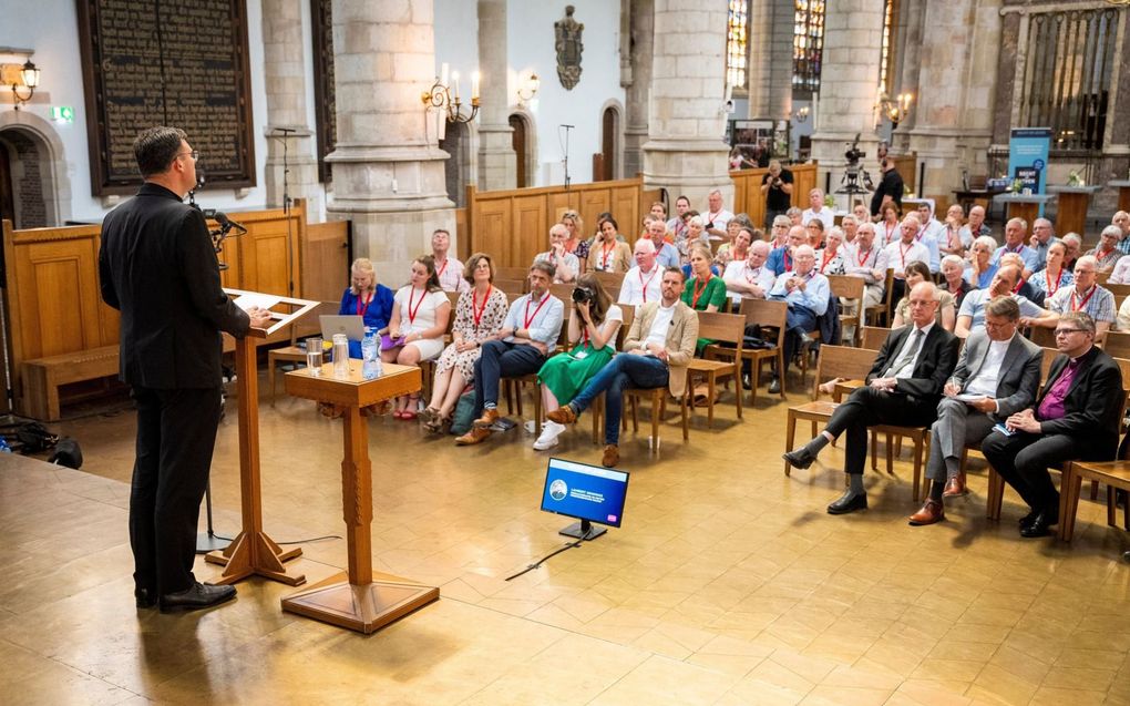 Bezoekers van het symposium, vrijdagmiddag, in Gouda. Aan het woord is L.J.M. Hendriks. Rechts op de voorste rij v.l.n.r. ds. W. Visscher, dr. R. de Reuver en Bernd Wallet. beeld Cees van der Wal