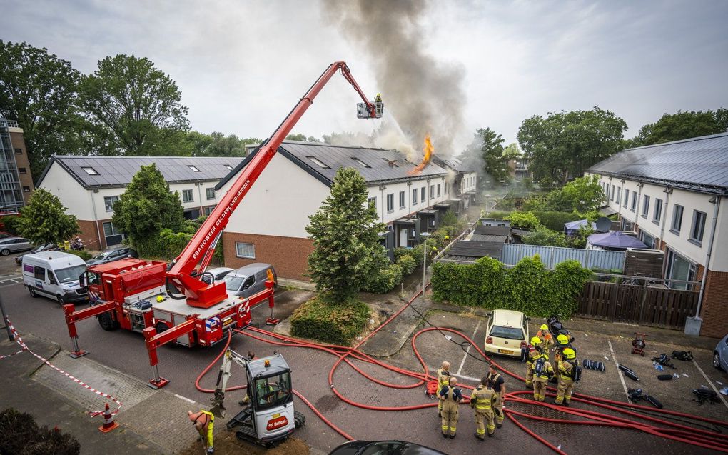 De brandweer blust de brand in een huizenblok in de wijk Presikhaaf in Arnhem. Beeld ANP, PERSBUREAU HEITINK