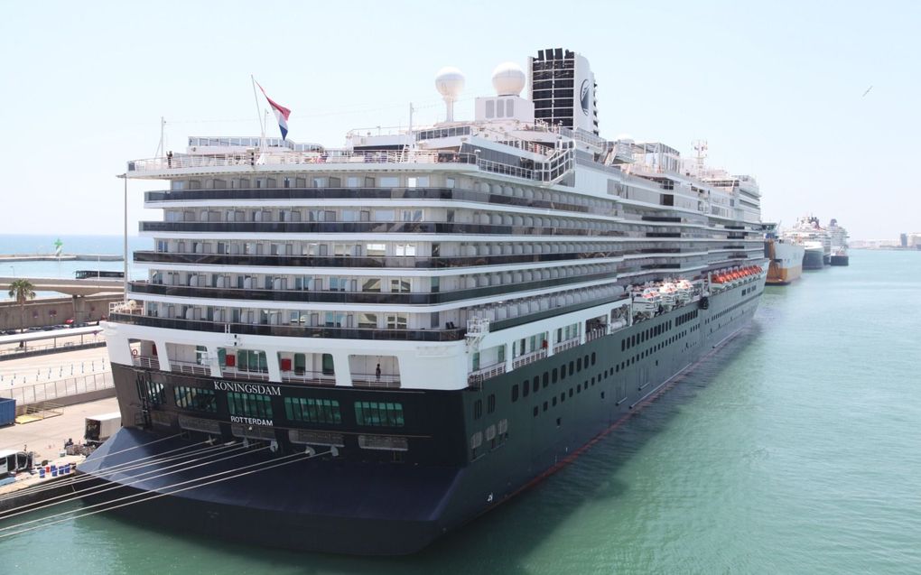 Cruiseschip in de haven van Barcelona. beeld Lex Rietman