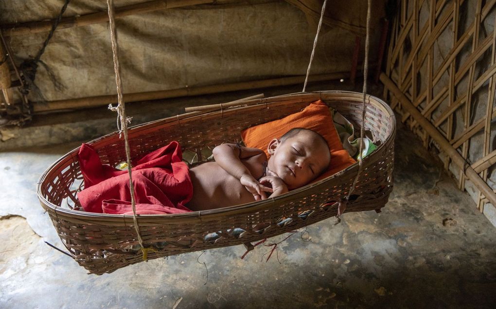 Een slapend kind in het vluchtelingenkamp Cox's Bazar in Bangladesh. beeld EPA, Monirul Alam