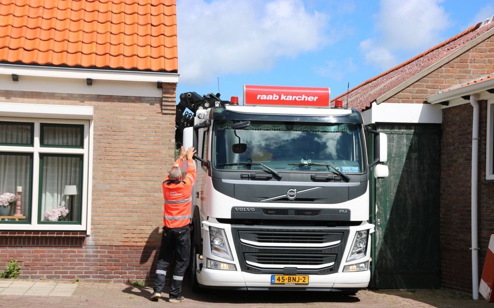 Onno klapt de spiegels in. Anders is de steeg te nauw. beeld Sjaak van de Groep