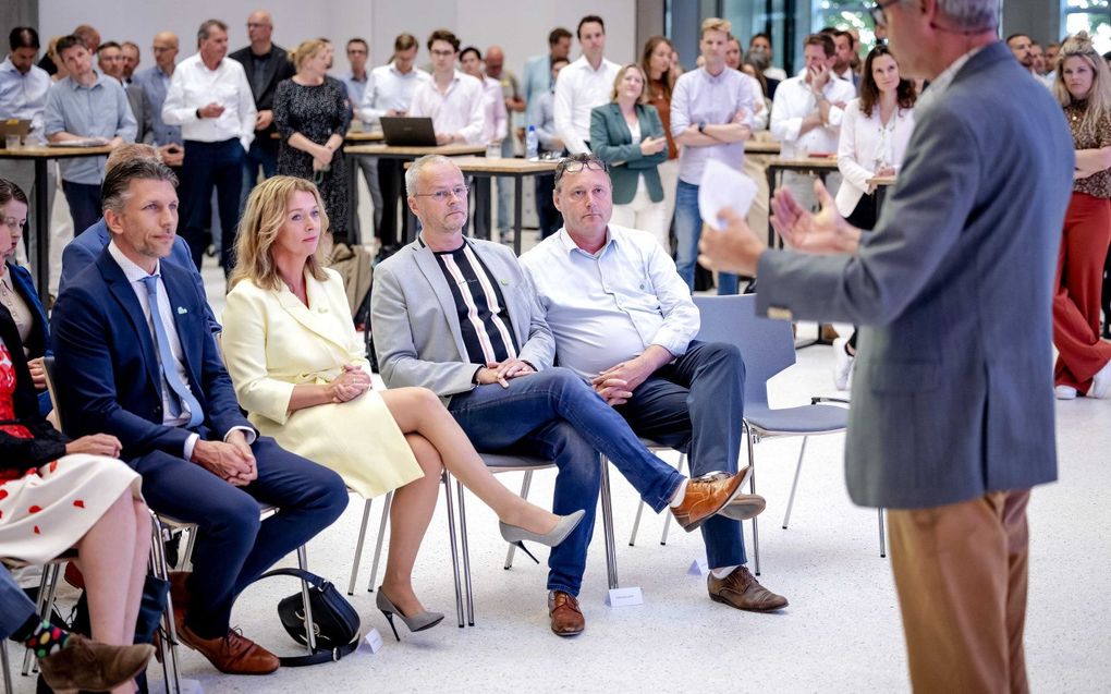 Frank Rijkaart (BBB), Mariëtte van Leeuwen (BBB), Hans Veentjer (BBB) en Michel Rogier (CDA) luisteren naar formateur Arie Slob tijdens de presentatie van het coalitieakkoord Zuid-Holland. Door het akkoord gaan BBB, VVD, GroenLinks, PvdA en CDA met elkaar aan de slag. beeld ANP, ROBIN VAN LONKHUIJSEN