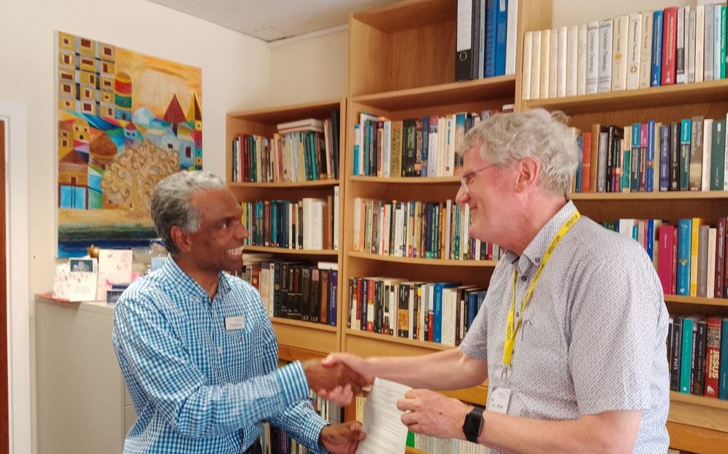 Dr. V.J. Samkutty (interim directeur) namens het ANCC en dr. J. van ’t Spijker (docent missiologie) namens de TUA schudden elkaar de hand na ondertekening van de samenwerkingsovereenkomst. beeld TUA