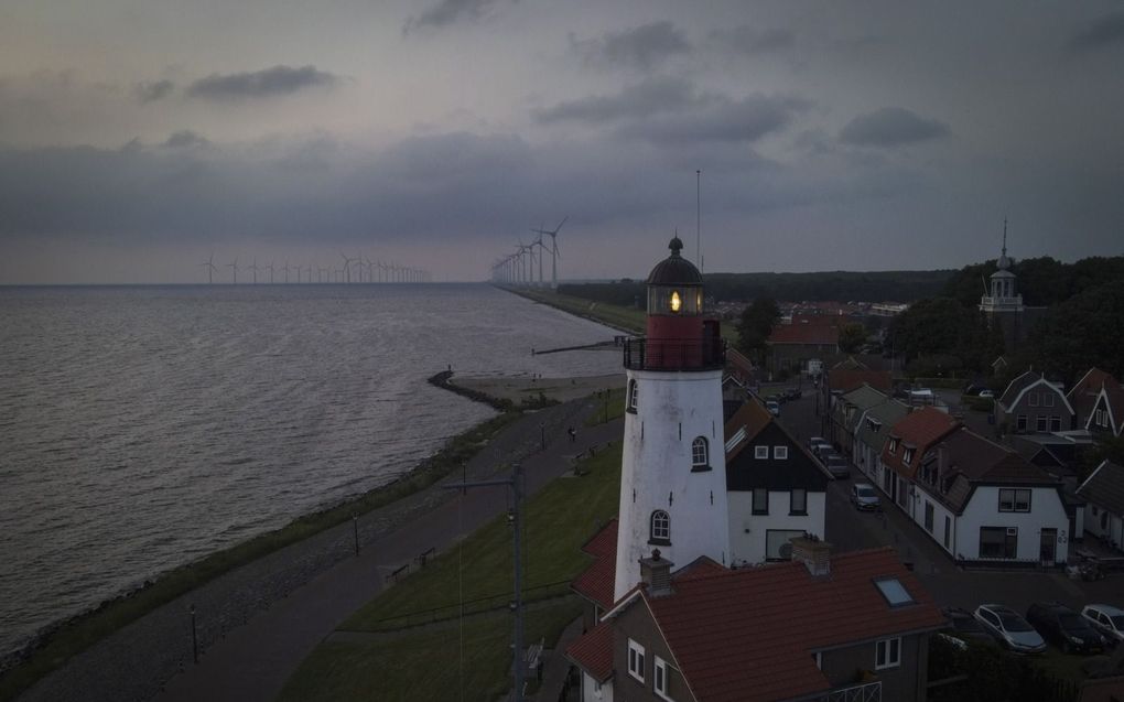 Urker kotters zouden betrokken zijn bij een cocaïnesmokkelnetwerk. Een Deense omroep merkte op dat een aantal kotters beduidend ander vaargedrag vertoont dan die van collegavissers. beeld EPA, Olivier Hoslet