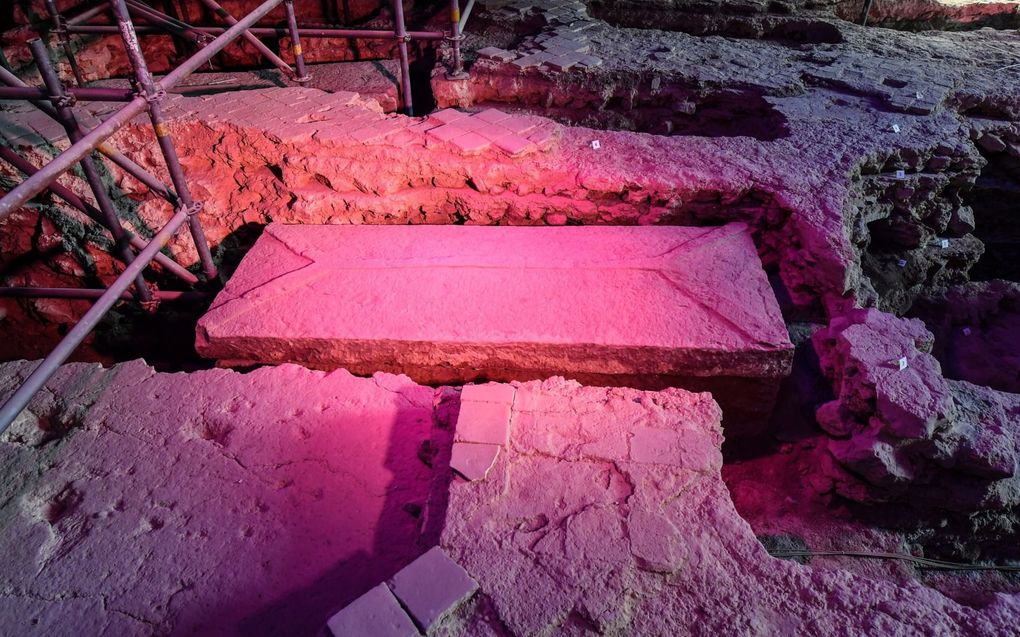 Een duizend jaar oude zandstenen sacrofaag van aartsbisschop Erkanbald van Mainz in de Johanniskirche in Mainz. beeld epd-bild/Kristina Schaefer