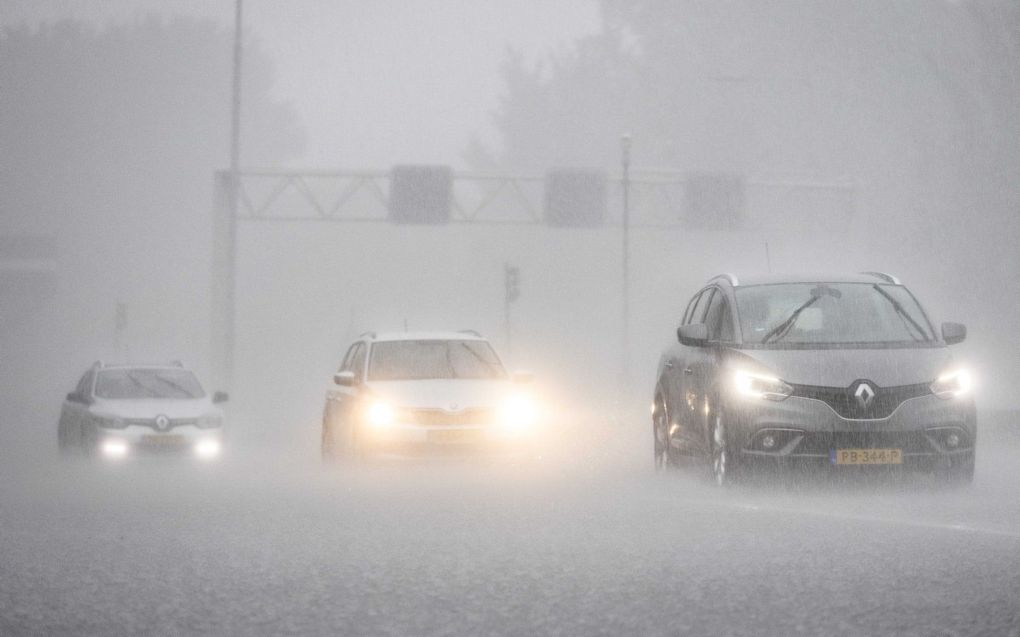 Auto's rijden langzaam op de snelweg bij Rotterdam. beeld ANP, JEFFREY GROENEWEG