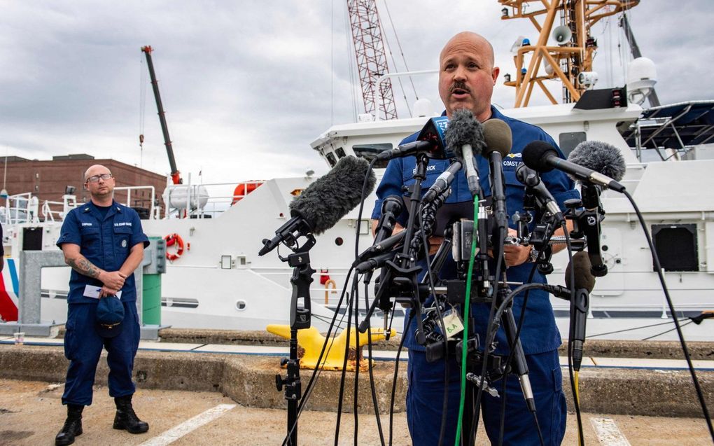 Kapitein Jamie Frederick van de Amerikaanse kustwacht tijdens een persconferentie in Boston, Massachusetts, over de zoektocht naar de duikboot. beeld AFP, Joseph Prezioso