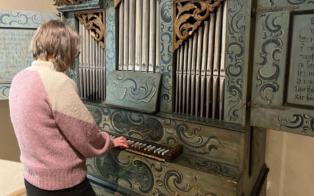 Ulrike Röhrig demonstreert het huisorgel dat een Zwitserse boer in 1765 als huwelijkscadeau aan zijn dochter gaf. beeld RD