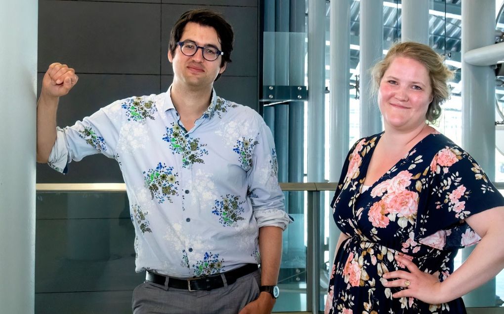 Martijn Stoutjesdijk (l.) en Bente de Leede, auteurs van het boek ”Kerk, kolonialisme en slavernij”. beeld Ruben Schipper