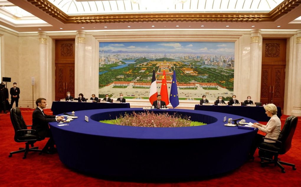 De Franse president Emmanuel Macron (l.) en de voorzitter van de Europese Commissie, Ursula von der Leyen (r.) met president Xi Jinping (m.) in Peking, april.  beeld ANP, Ludovic Marin