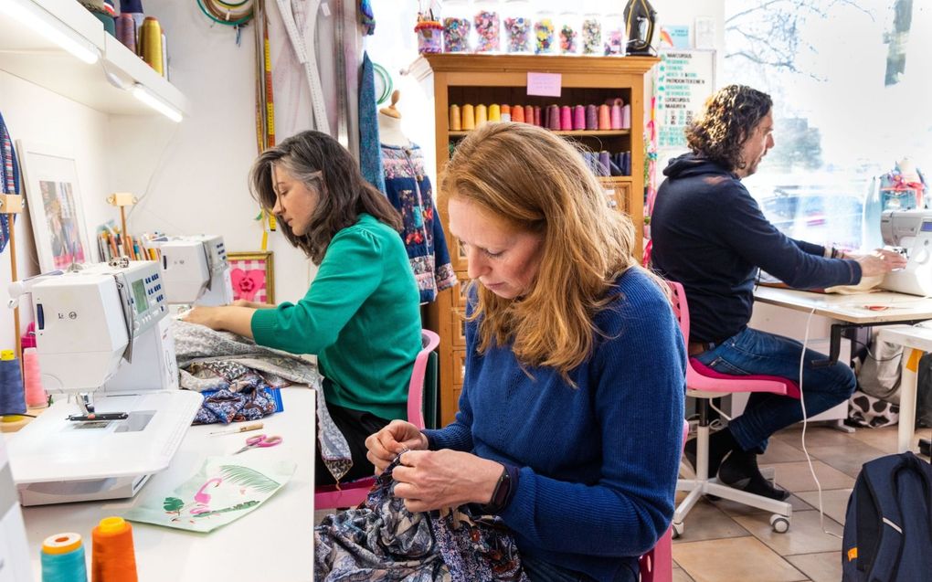 Marieke, Aster en Gijsbert (v.l.n.r.) aan het werk in het Naaicafé van Manuelle Evers. beeld RD, Anton Dommerholt.