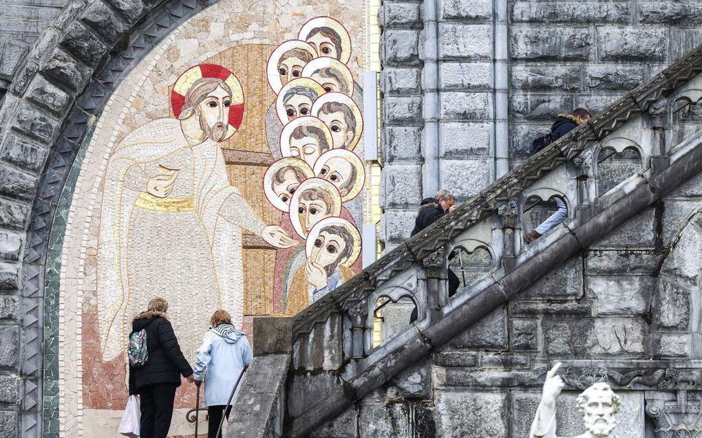 De in rooms-katholieke kringen bekende kunstenaar en priester Marko Rupnik is uit de jezuïetenorde gezet. Op de foto mozaÏeken die door hem zijn gemaakt. beeld AFP Charly Triballeau