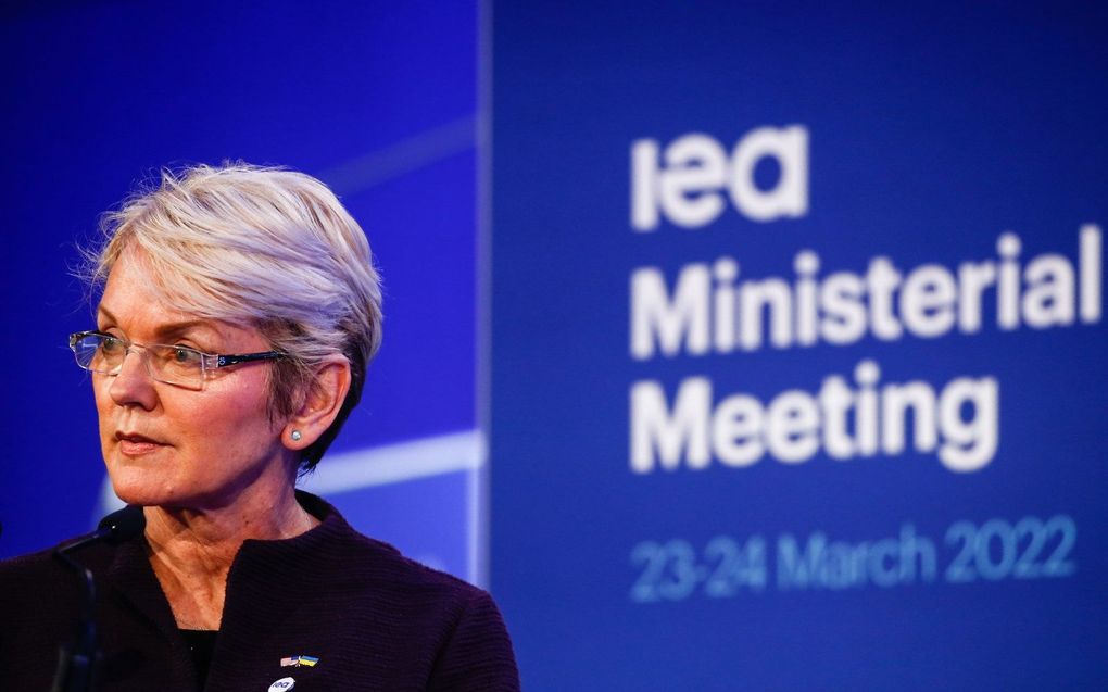 De Amerikaanse minister van Energie Jennifer M. Granholm hield op 23 maart vorig jaar een toespraak tijdens de openingssessie van de ministeriële bijeenkomst van het IEA in Parijs. beeld EPA, Mohammed Badra