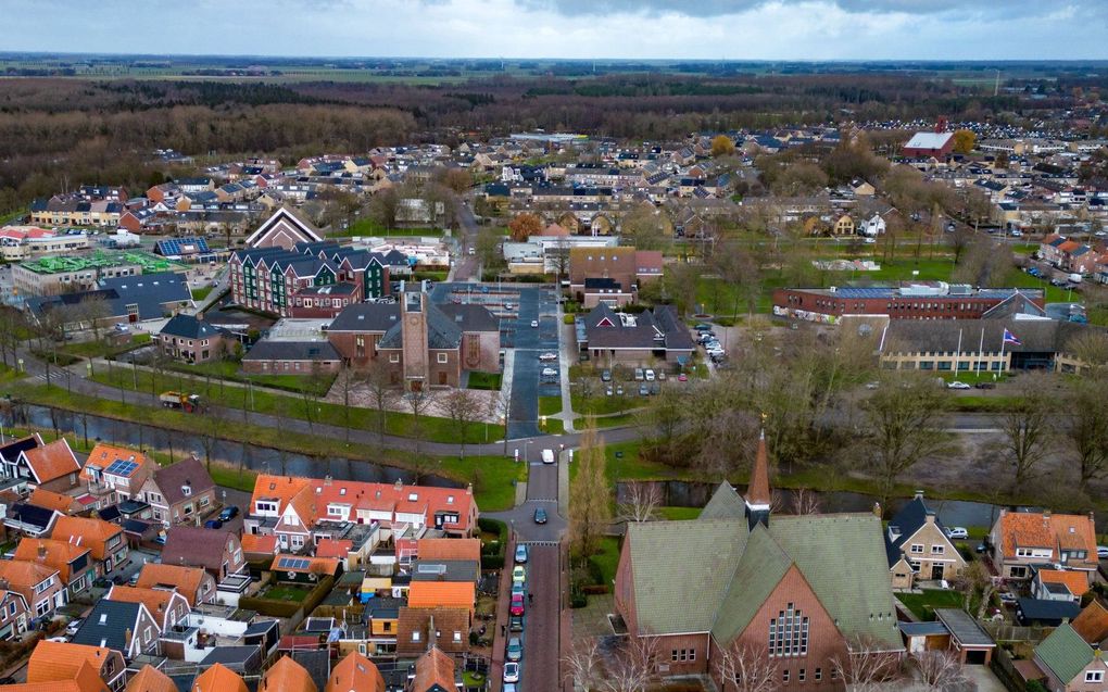 Acht van de kerkgebouwen op Urk op één foto: Op de voorgrond de Petrakerk (gereformeerd, PKN), aan de overkant van het water uiterst links de Menorakerk (GGiN), iets naar rechts met witte dakrand De Schuilplaats (CGK), centraal in het midden de Jachin Boazkerk (OGGiN) en daar schuin rechts achter de Sionkerk (GG). Achter de Sionkerk staat een gymzaal, waarachter het puntvormige dak en het klokkentorentje van de Jeruzalemkerk (NGK) te zien zijn. Op de achtergrond rechts staat De Poort (gereformeerd, PKN). Uiterst links, met klokkentoren, staat de Moriakerk (HHK). beeld Freddy Schinkel