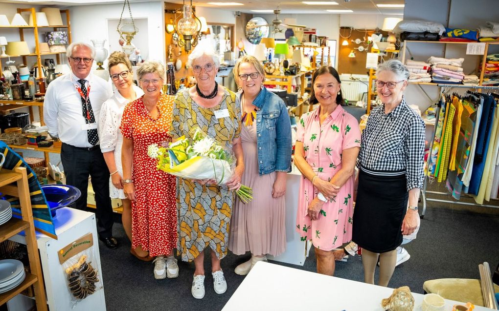 Hetty Prins en Cora Noorland geven samen met de rest van de vrijwilligers een bos bloemen aan hun collega Nel Verschoor. „Zonder Nel is het team niet compleet.”