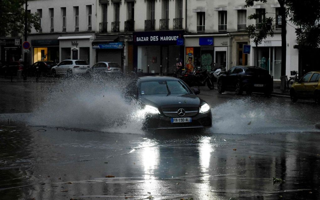 Wateroverlast in de Franse hoofdstad Parijs. beeld AFP, Christophe Delattre