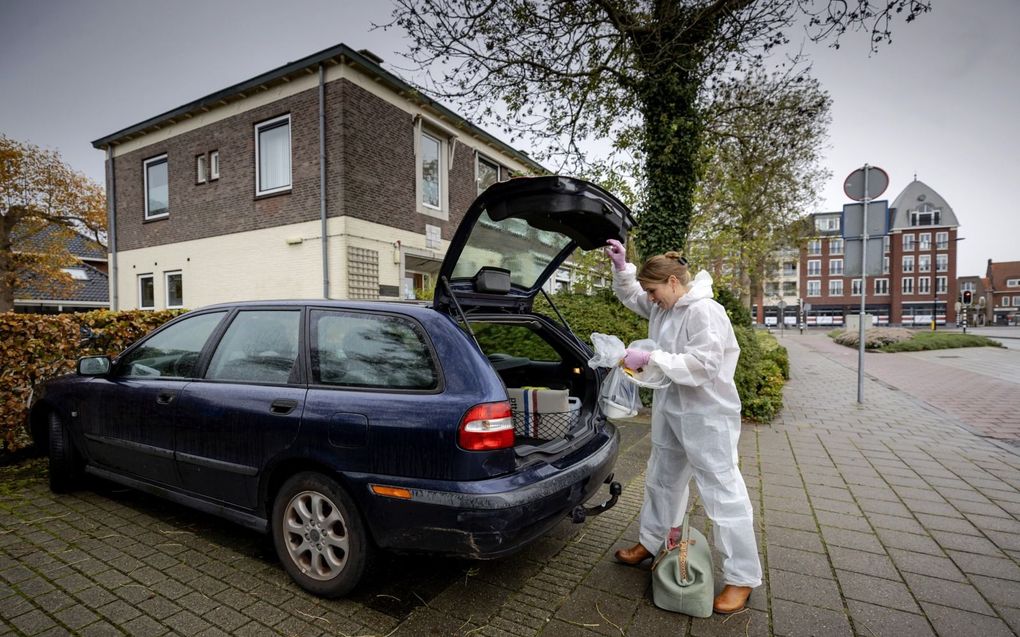 Een huisarts in beschermende kleding onderweg naar een patiënt thuis. beeld ANP, Robin van Lonkhuijsen