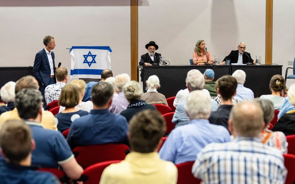 Binyomin Jacobs (l.), Naomi Mestrum (m.) en Jaap Hamburger (r.) reflecteren op het 75-jarige bestaan van de staat Israël. beeld André Dorst