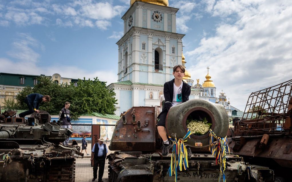 In Kiev verandert oorlogstuig in speeltoestellen. beeld Marien Bergsma