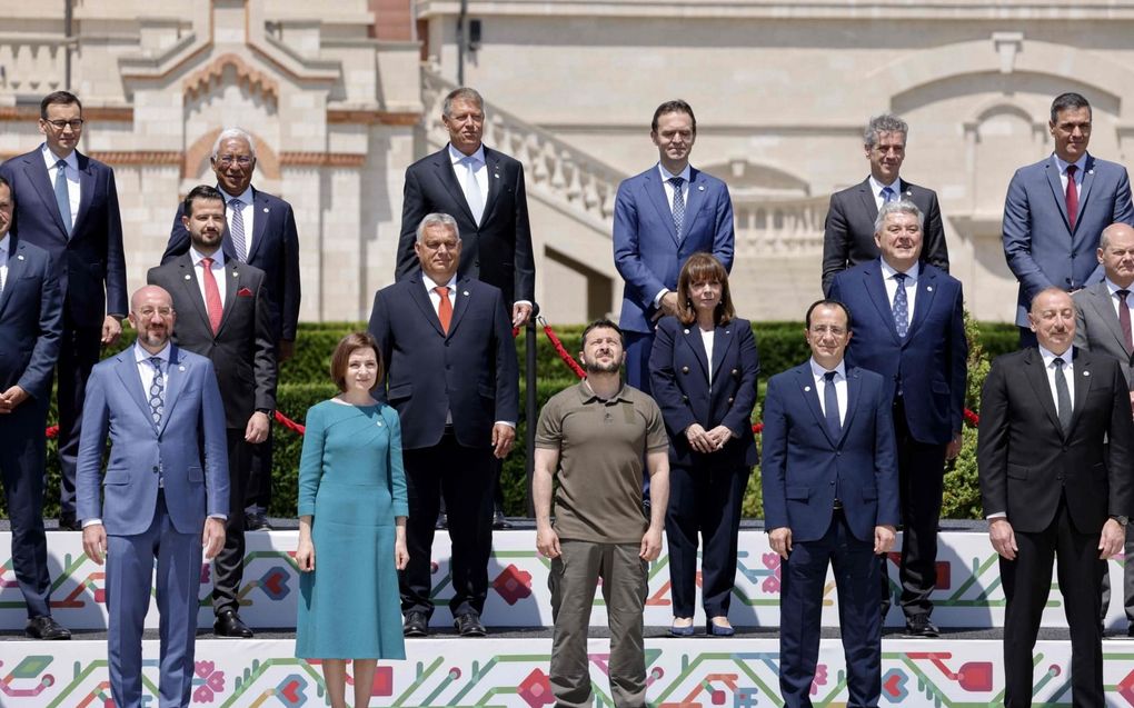 De Oekraïense president Volodymyr Zelensky poseert op 1 juni met andere Europese leiders op een top in het Moldavische Bulbuoca. beeld AFP, Ludovic Marin