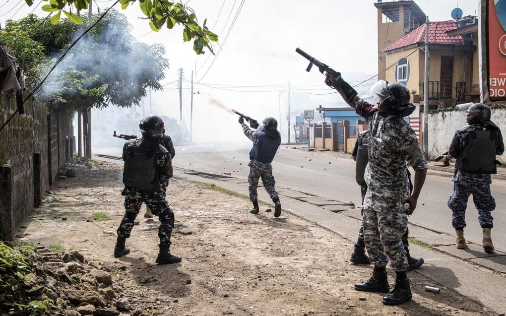 Veiligheidsdiensten schieten in de Sierra Leoonse hoofdstad Freetown met rubberkogels en traangas richten aanhangers van oppositiepartij APC, woensdag. beeld AFP, John Wessels