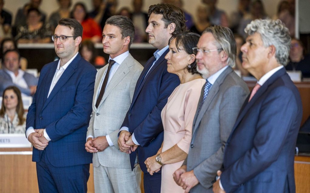 Leden van het college van Gedeputeerde Staten, met vlnr Marc van Caldenberg (SP), Michael Theuns (CDA), Jasper Kuntzelaers (PvdA), Elianne Demollin-Schneiders (BBB), Stephan Satijn (VVD) en Leon Faassen (BBB) worden geinstalleerd tijdens hun eerste vergadering in het Gouvernement aan de Maas. Het nieuwe Limburgse college kan rekenen op een ruime meerderheid van 26 van de 47 zetels in Provinciale Staten. beeld ANP, Marcel van Hoorn