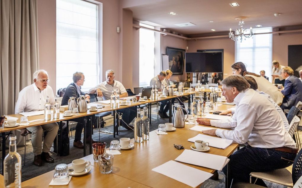 Bijeenkomst van de hoofdtafel. Links minister Piet Adema, rechts vooraan LTO-voorman Sjaak van der Tak. beeld ANP, Remko de Waal