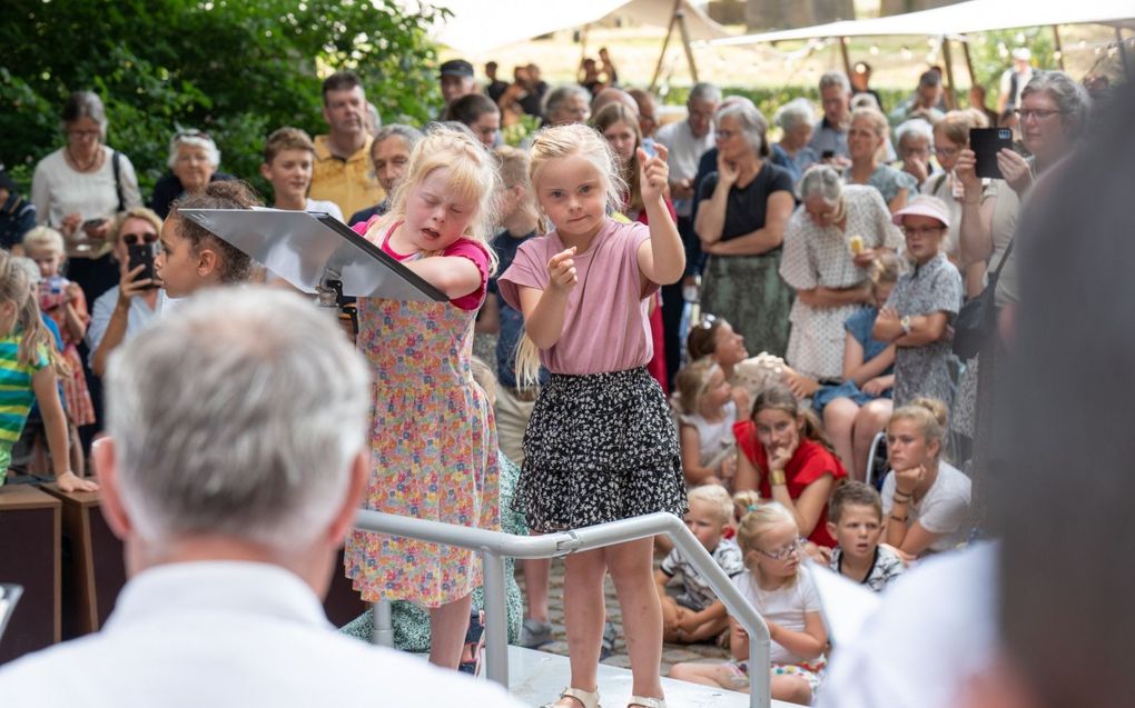 Meer dan 3000 leden van Helpende Handen reisden zaterdag af naar het Openluchtmuseum in Arnhem voor de Samen-uit-dag. De vereniging, die zich inzet voor mensen met een beperking en hun omgeving, viert dit jaar haar 50-jarig jubileum. De dag werd afgesloten met koorzang bij het orgel. beeld Niek Stam