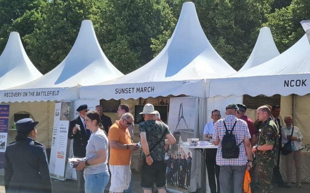 De GBS heeft zaterdag Bijbels uitgedeeld op de Veteranendag in Den Haag. beeld GBS