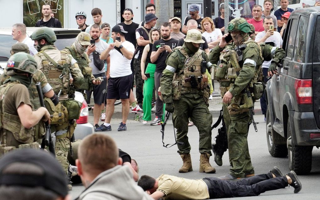 Strijders van Wagner nemen zaterdag een man gevangen in de stad Rostov-on-Don. beeld AFP/Stringer