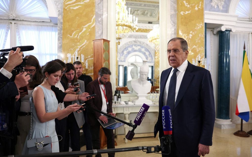 De Russische minister van Buitenlandse Zaken Sergei Lavrov na een gesprek met Afrikaanse leiders over de oorlog in Oekraïne, in Strelna, 17 juni. beeld AFP, Ria Novosti