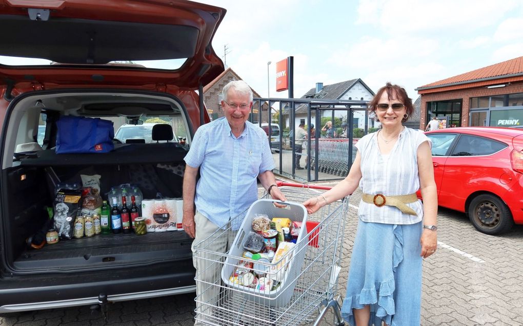 Jaap en Ellie van der Rhee uit Beekbergen doen regelmatig hun boodschappen in Duitsland, zoals hier bij Penny in Elten. Daarmee besparen ze 50-100 euro per maand. beeld VidiPhoto