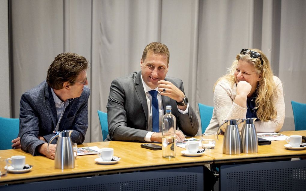 Willem Boutkan (PVV), Harold Hofstra (ChristenUnie) en Anja Keuter (BBB) tijdens de presentatie van het coalitieakkoord van de provincie Flevoland. beeld ANP, Koen van Weel