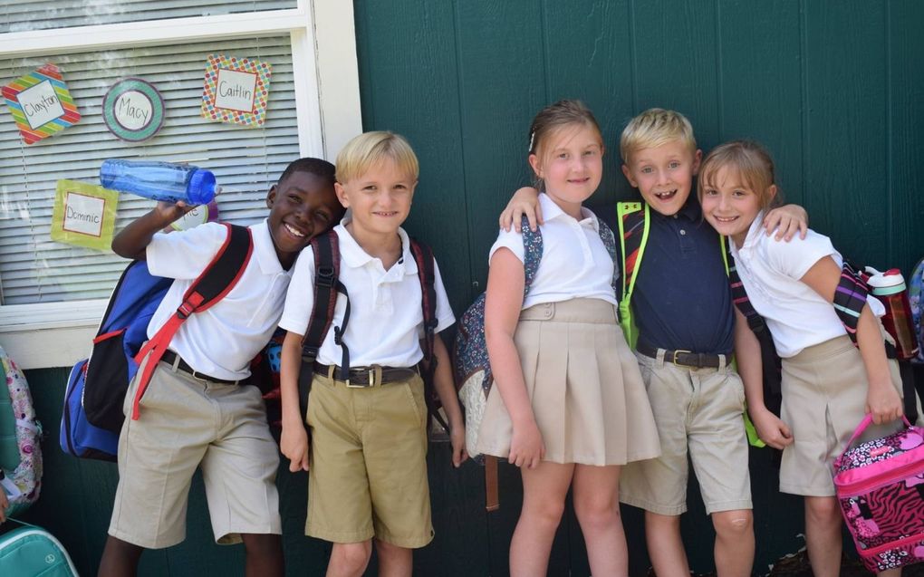 Kinderen op de Charter Day School. De leiding vindt dat de particuliere school eigen regels mag stellen, ook als ze overheidsgeld krijgt. beeld charterdayschool.net​