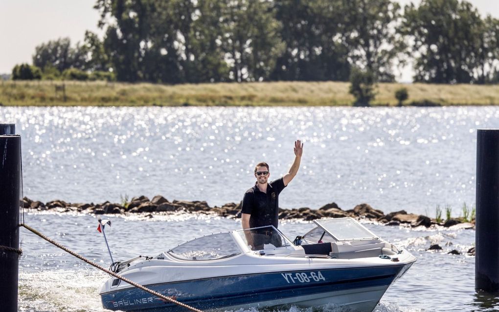 Bakker Jaco Wolfert uit Nieuw-Beijerland in de speedboot waarmee hij naar zijn werk reist.