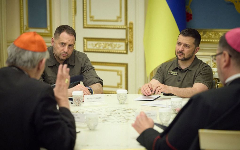 Kardinaal Metteo Zuppi (l.) in gesprek met de Oekraïense president Volodymyr Zelensky (r.), 6 juni. beeld AFP