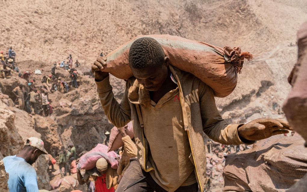 Congolese arbeiders werken in levensgevaarlijke kobaltmijnen. De erts wordt gebruikt in de oplaadbare batterij van mobiele telefoons en elektrische auto’s. beeld AFP, Junior Kannah