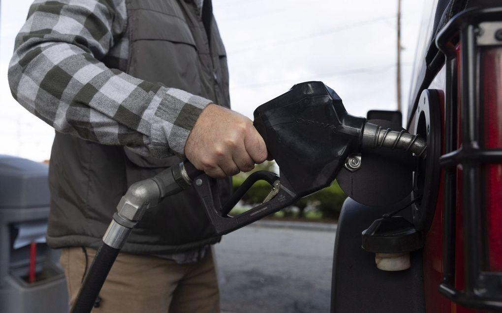 De prijs voor een liter benzine stijgt zaterdag met 17 cent. beeld EPA